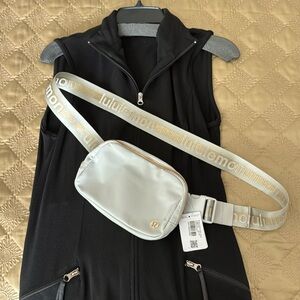 NWT Lululemon 1L Everywhere Belt Bag in Vapor/Gold/White